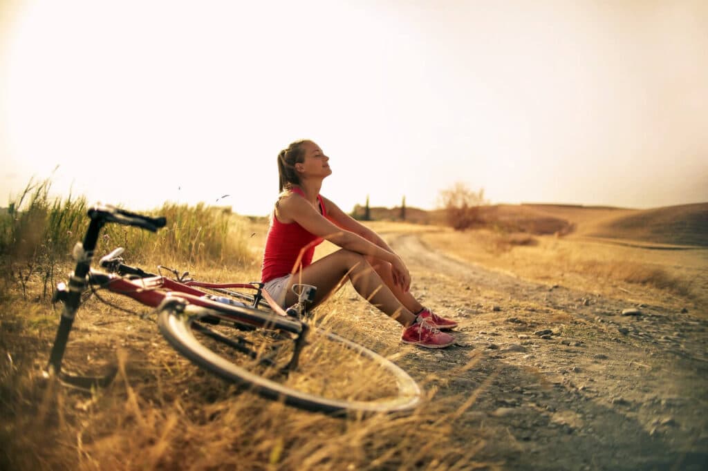 Aktywoność fizyczna - kobieta z rowerem