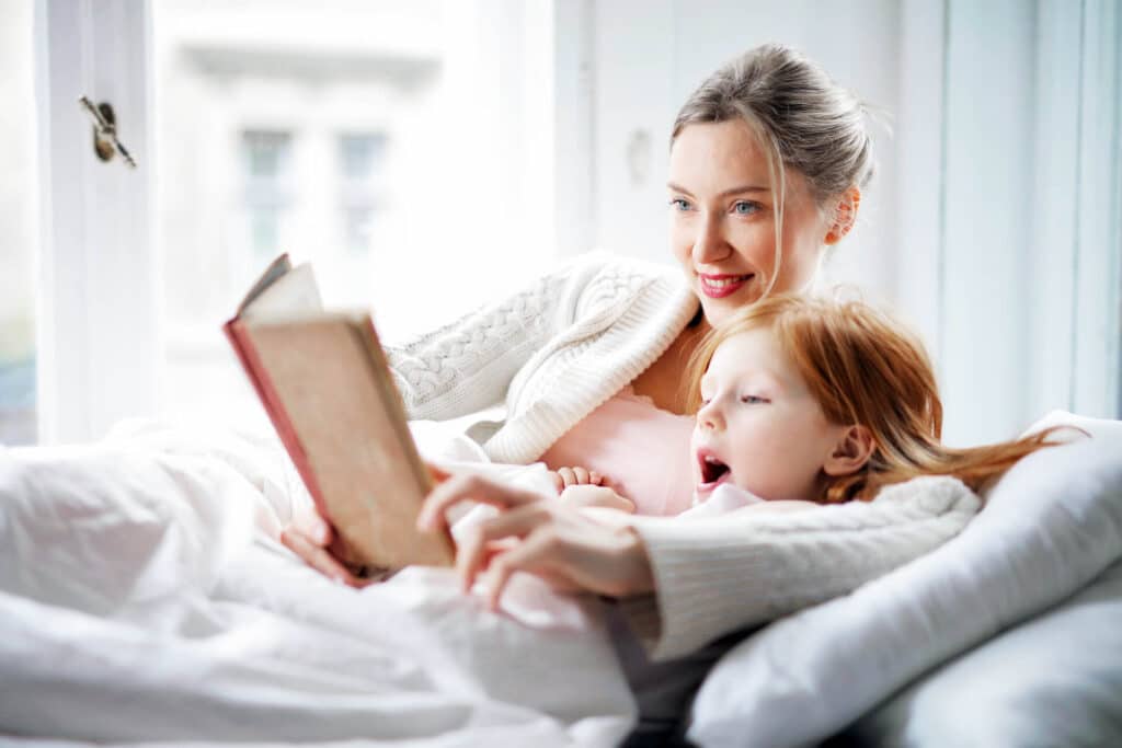Matka z córką czytają książki