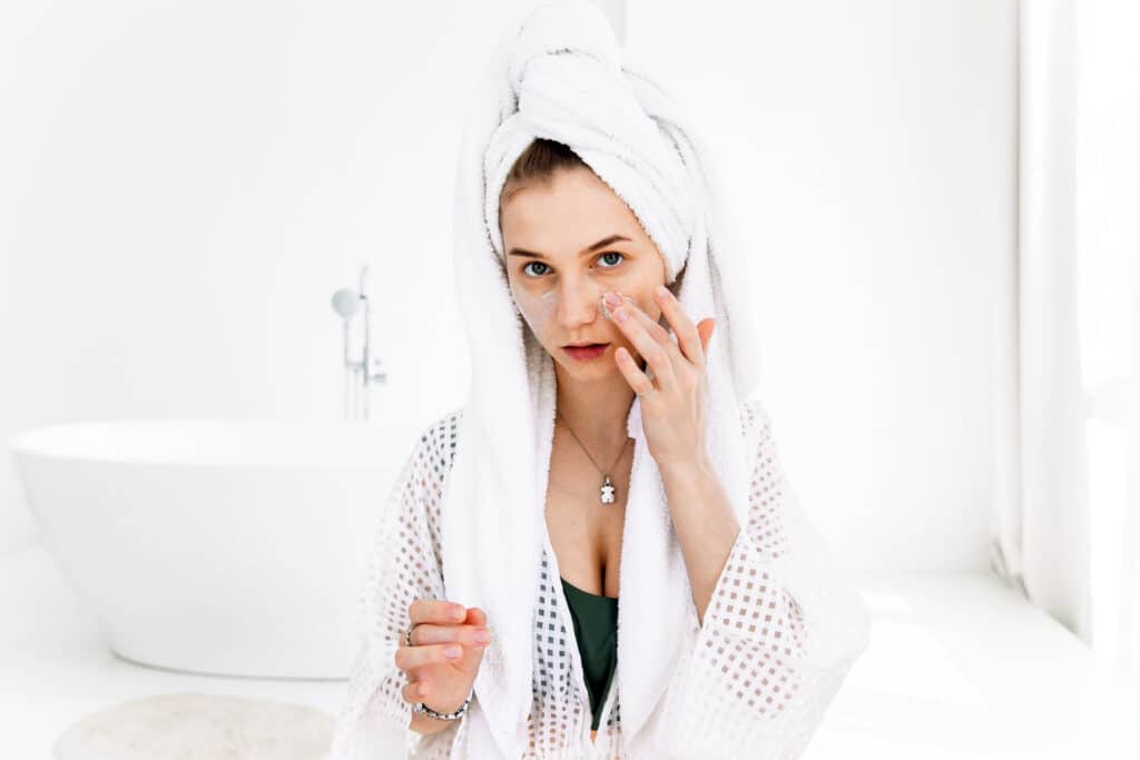 aplikacja kolagenu naturalnego na twarz