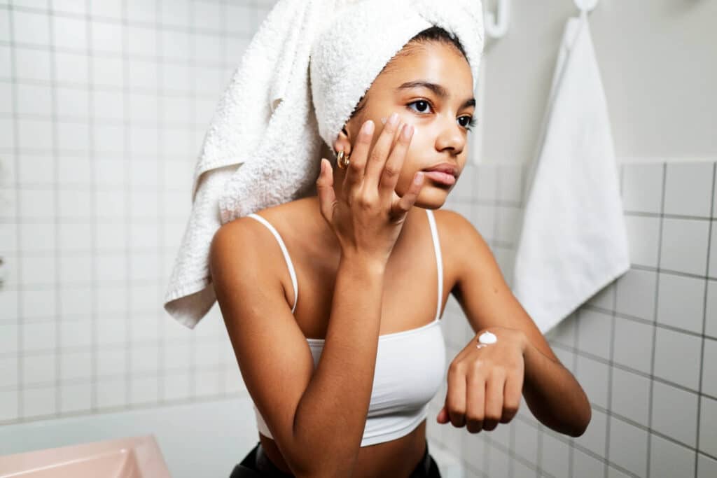 kolagen naturalny kobieta aplikujaca kosmetyk