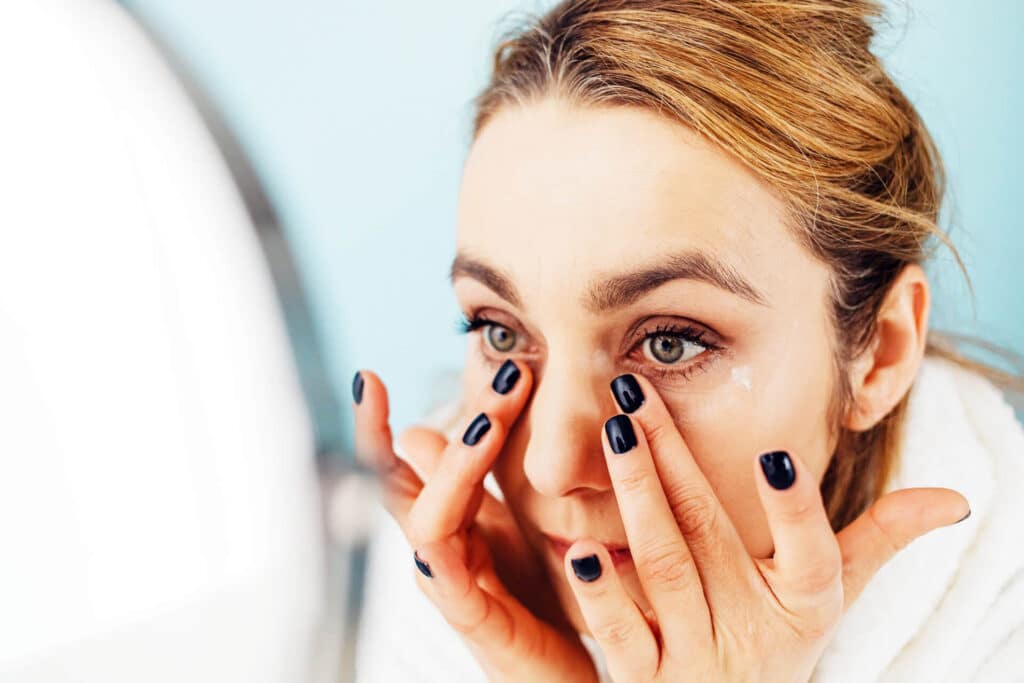 naturalny kolagen kobieta nakladajaca kosmetyk