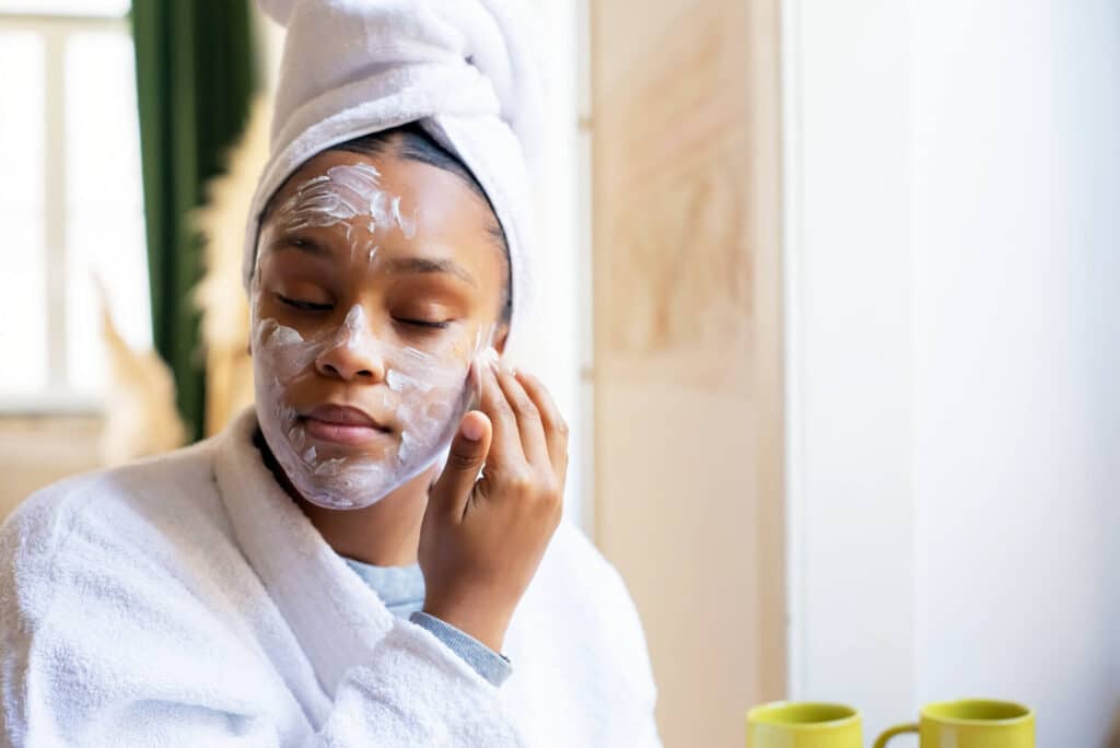 aplikacja kremu z kwasem hialuronowym na twarz
