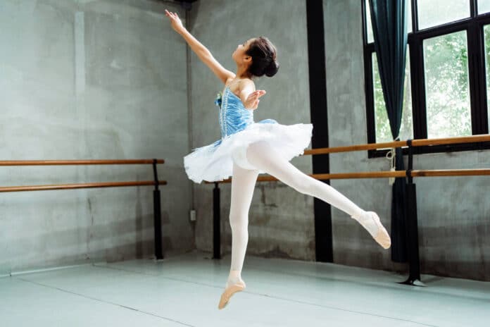 dziewczynka ćwicząca balet