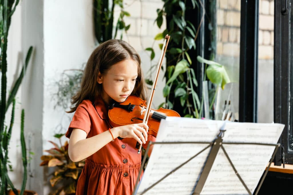 dziewczynka grająca na skrzypcach
