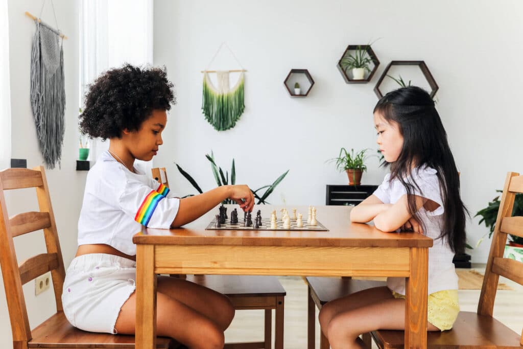dziewczynki grające w szachy