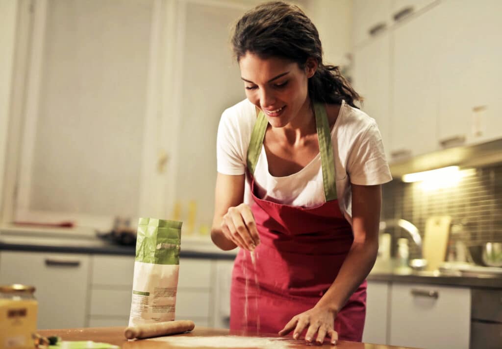 kobieta przygotowuje potrawę