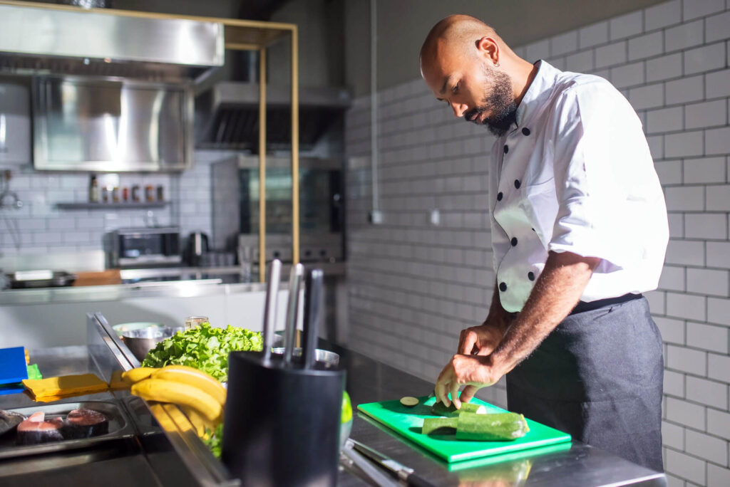 mężczyzna w kuchni przygotowuje potrawę