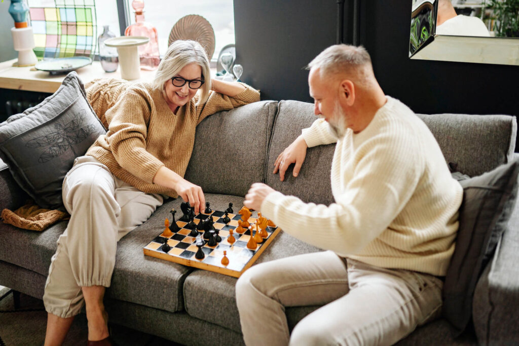seniorzy grający w szachy